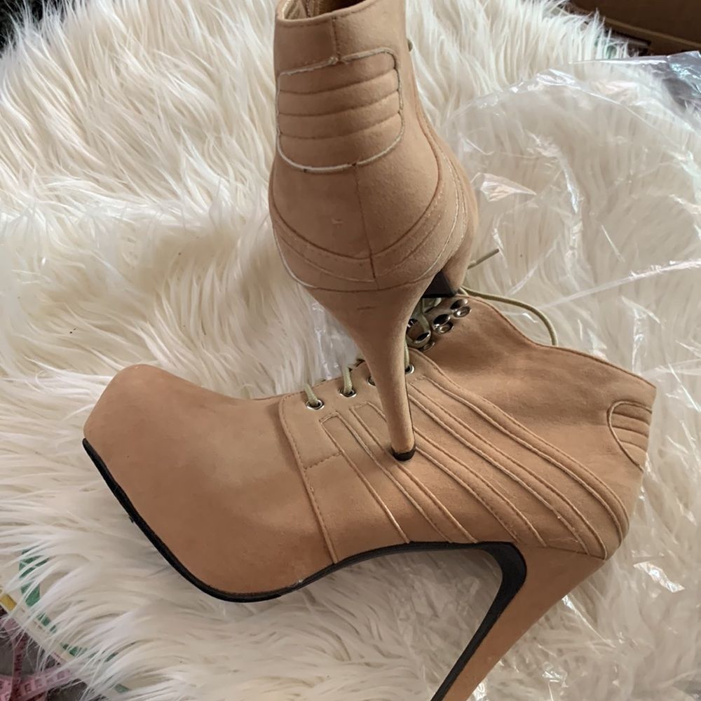 NWOT Red Circle High Heeled Platform Work Camel Booties Size 10